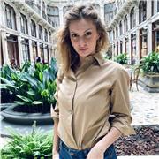 Studentessa universitaria di Giurisprudenza che offre ripetizioni online